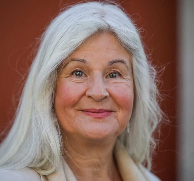 Frau Wöhlert sitzt am Tisch in der Praxis Foto von Frau Wöhlert sitzend am TIsch